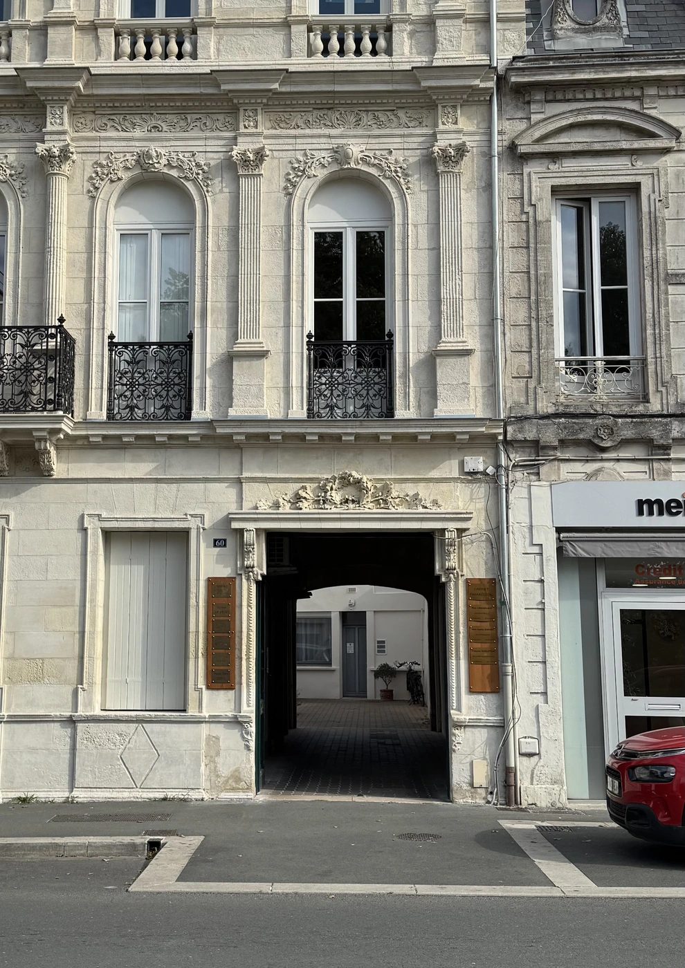 Façade et entrée du cabinet au 60 rue du Docteur Peltier à Rochefort